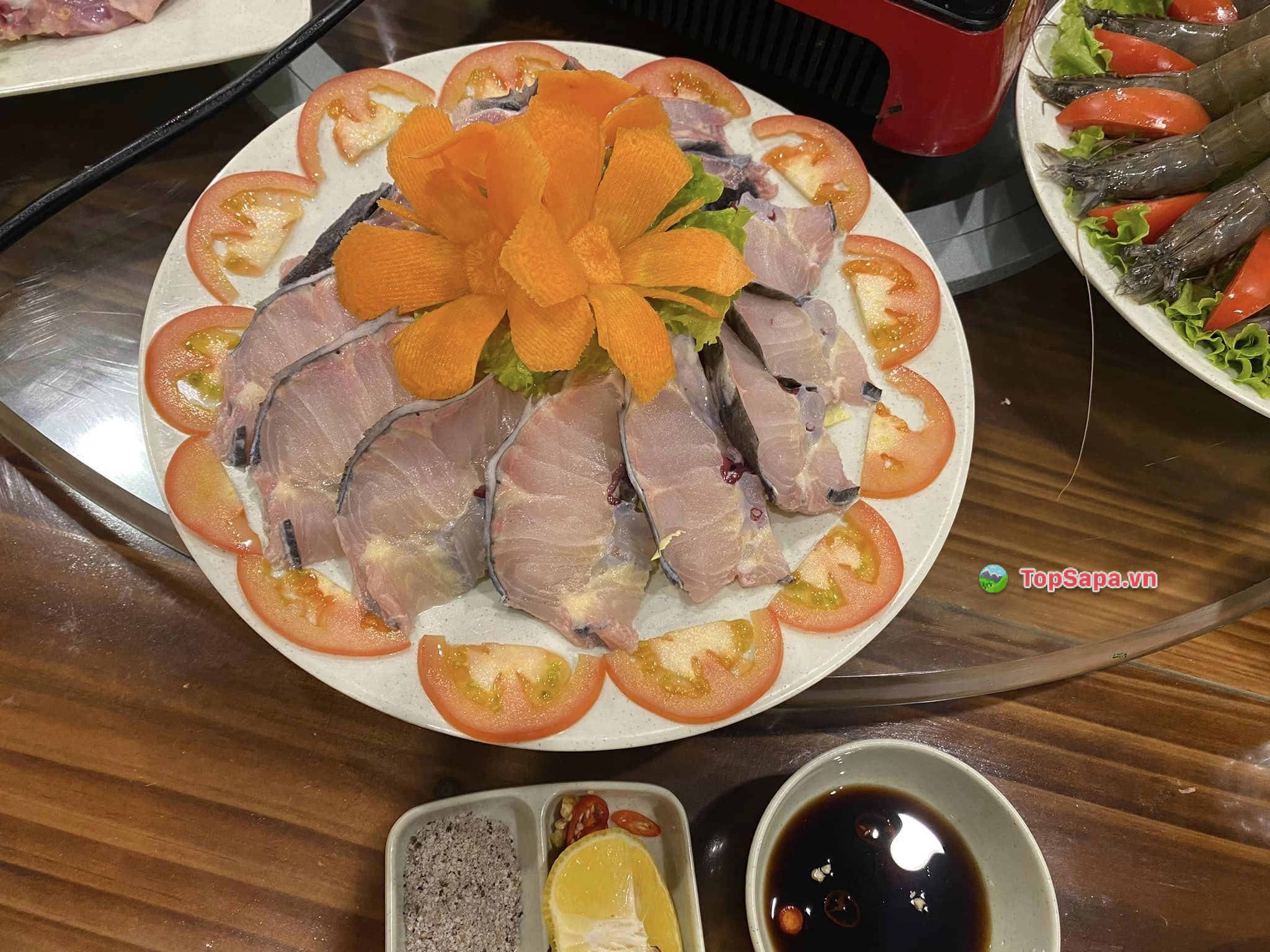 Thực đơn của Viet Deli cũng rất đa dạng các món được chế biến từ cá hồi, cá tầm, lợn bản