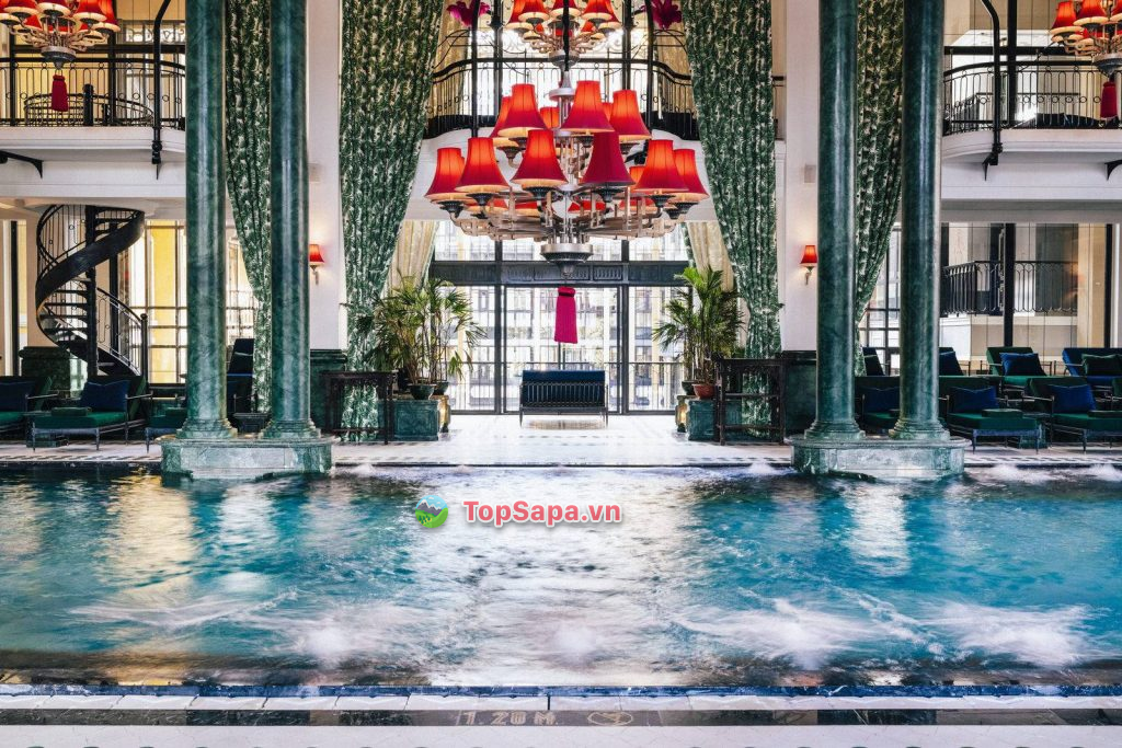 Bể bơi nằm tại tầng 7 với thiết kế tinh tế các cột đá cẩm thạch xanh ngọc lục bảo, tượng đồng
