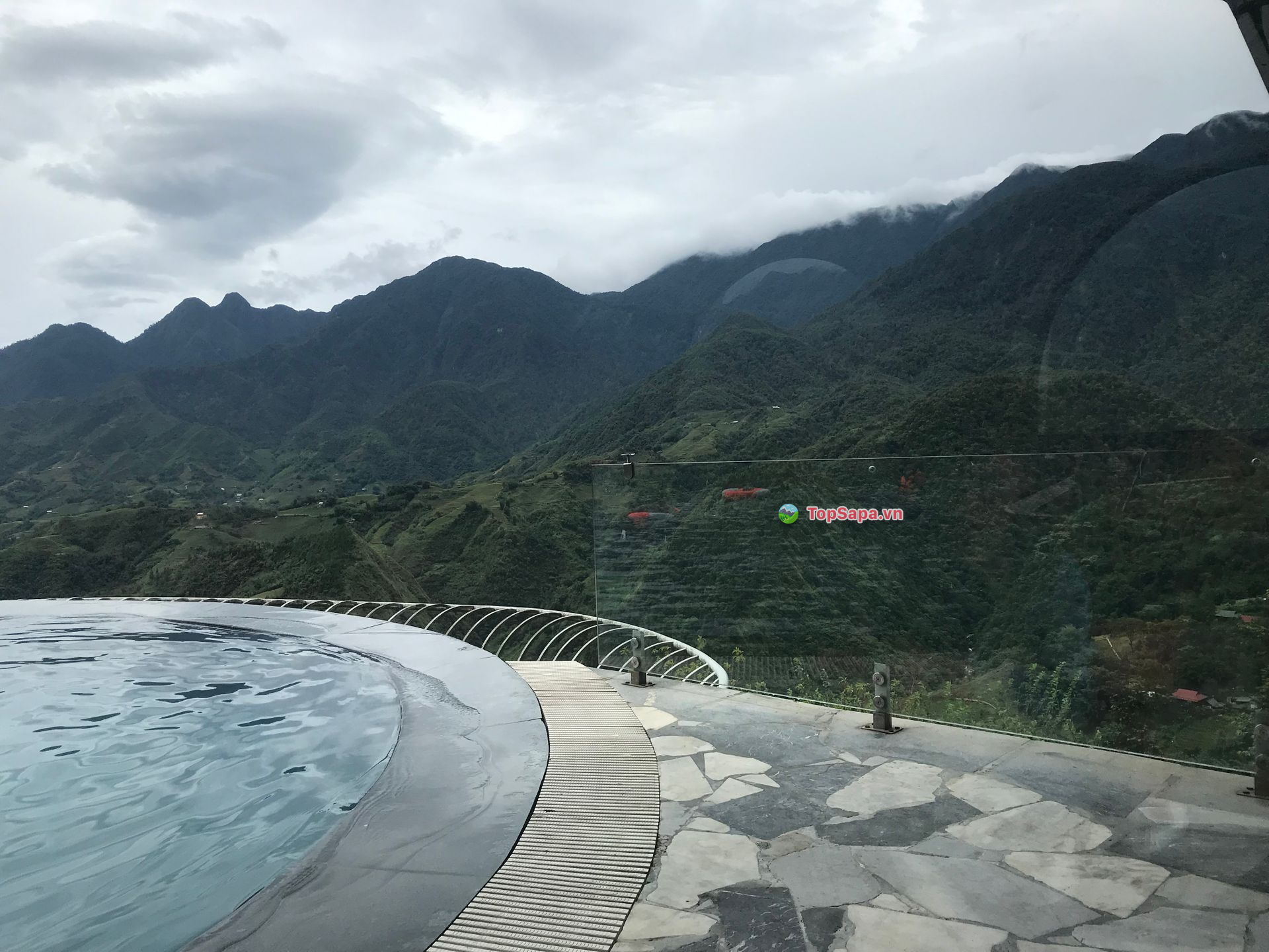 Bể bơi vô cực Sapa có nước nóng nhìn ra thung lũng Mường Hoa