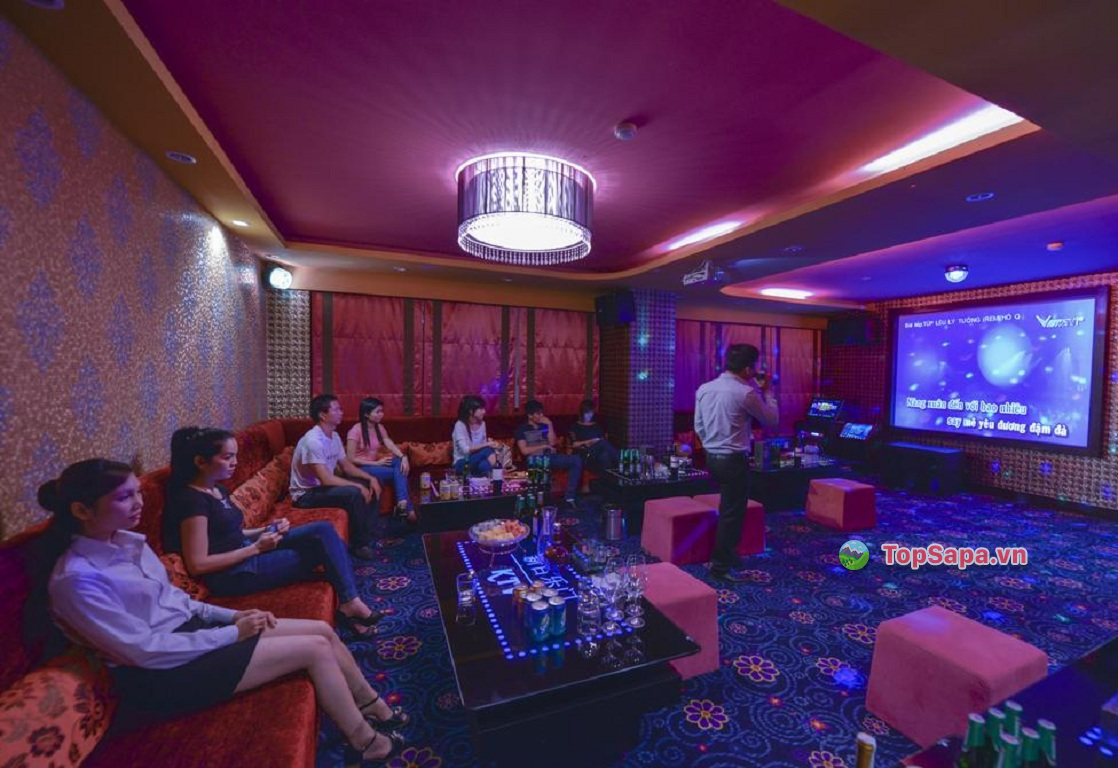 Đến khách sạn Aristo du khách được thoải mái thể hiện tài năng ca hát tại phòng karaoke hiện đại