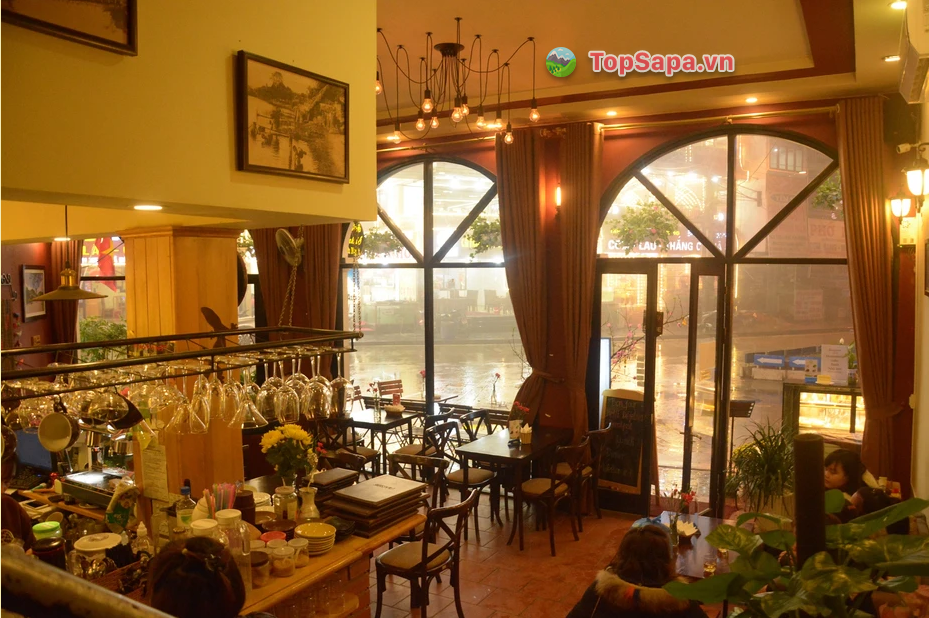 Le Petit Gecko là nhà hàng 3 tầng có view ban công đẹp lãng mạn, trong hệ thống nhà hàng Gecko Sapa